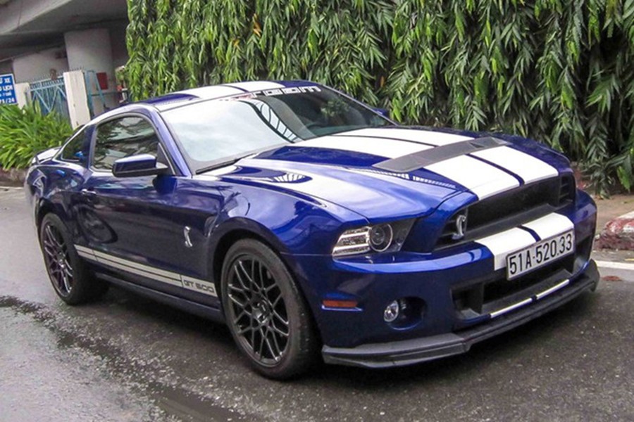 Đây là chiếc  Ford Shelby GT500 đời 2013 màu xanh từng được đem về Việt Nam cách đây không lâu. Mới đâ nó đã mang biển trắng và ghé thăm một showroom xe sang tại TP HCM.